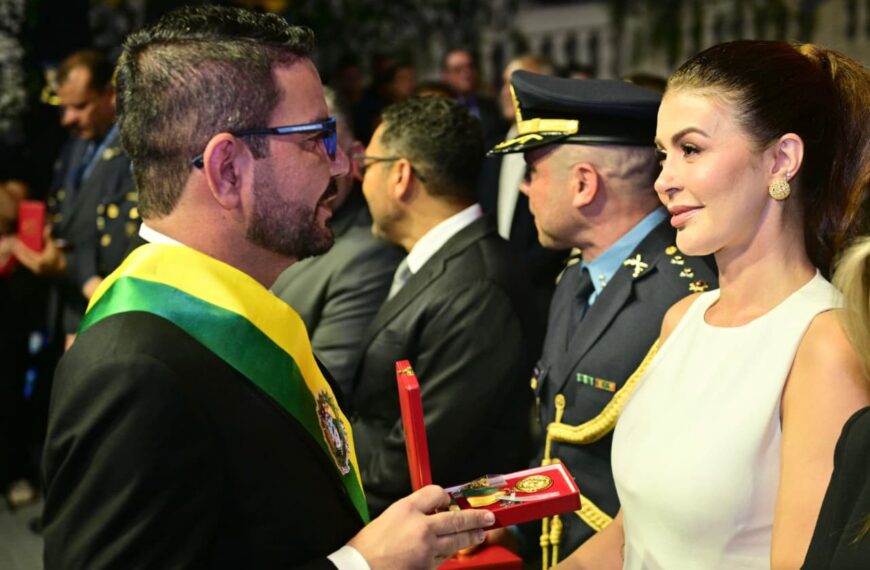 Controladora-geral do Estado é condecorada com a Ordem da Estrela do Acre no Grau de Oficial