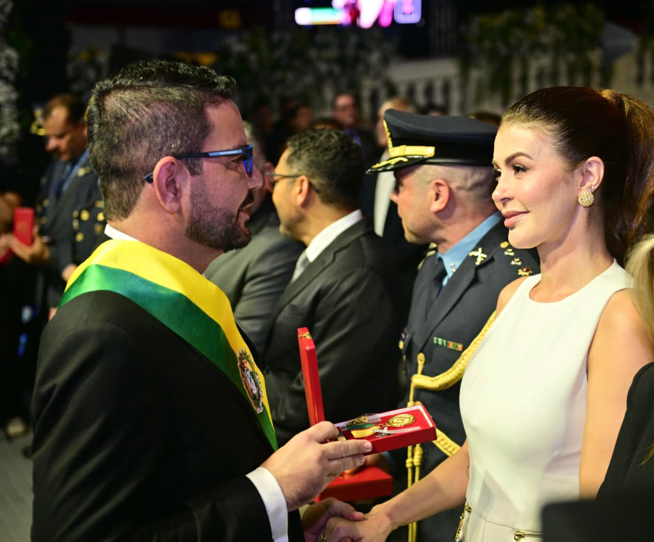 Controladora-geral do Estado é condecorada com a Ordem da Estrela…